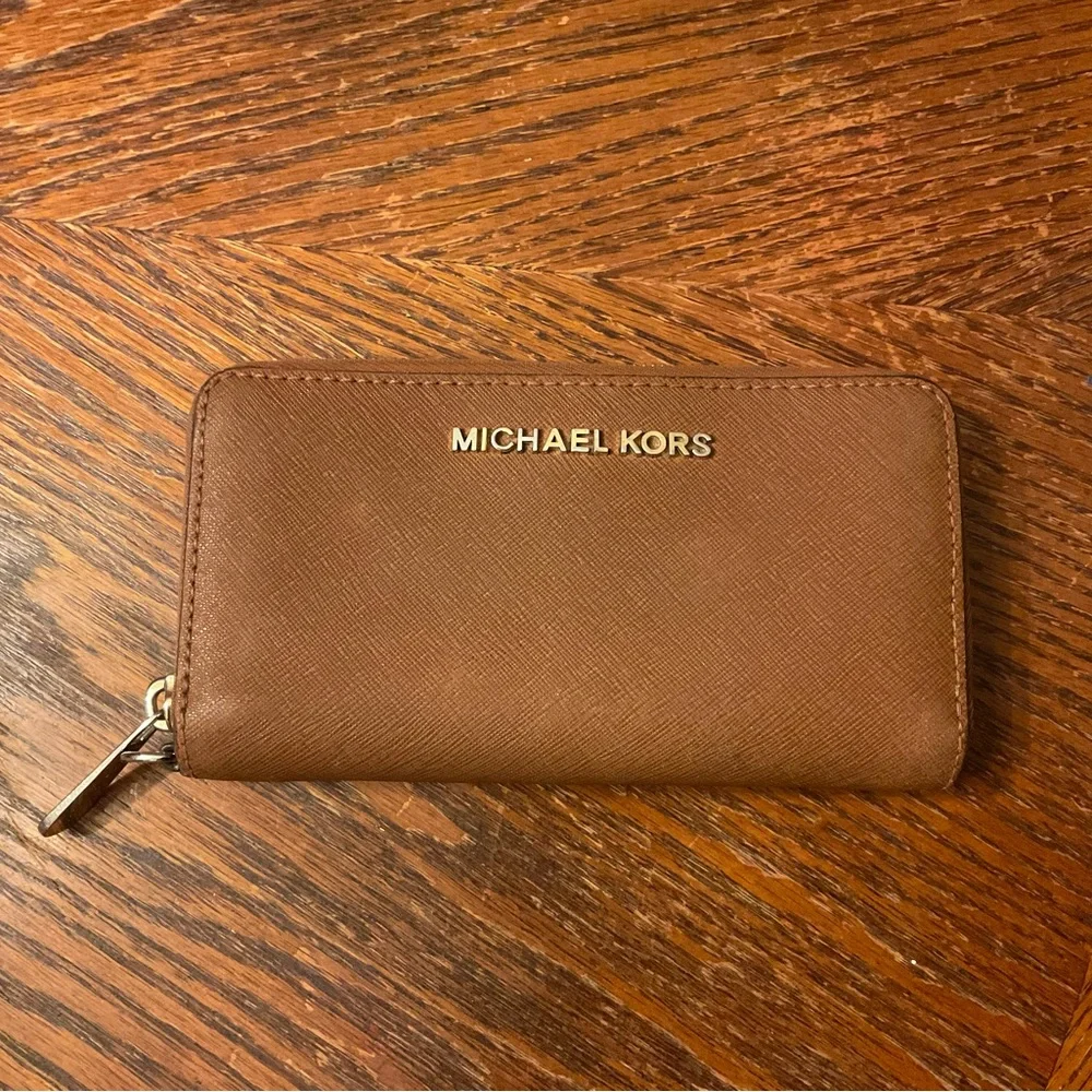 Michael Kors Brown Gold Zipper Wallet!